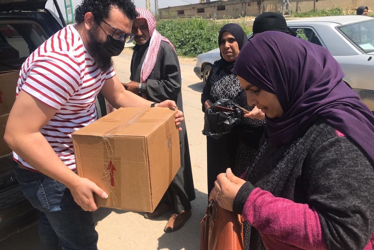 Nahrungsmittelpakete werden im Libanon durch einen Mitarabeiter von Himmelsperlen Intnerational verteilt