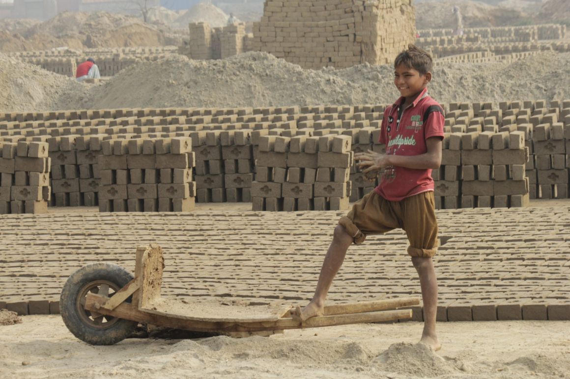 Pakistan Junge auf Ziegelfeld_0 HIMMELSPERLEN INTERNATIONAL KINDERHILFSWERK