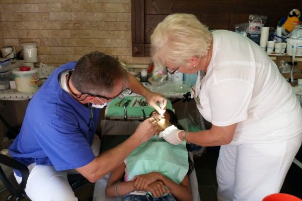 Libanon Zahnarztbehandlung Ärzteteam Einsatz HIMMELSPERLEN INTERNATIONAL KINDERHILFSWERK