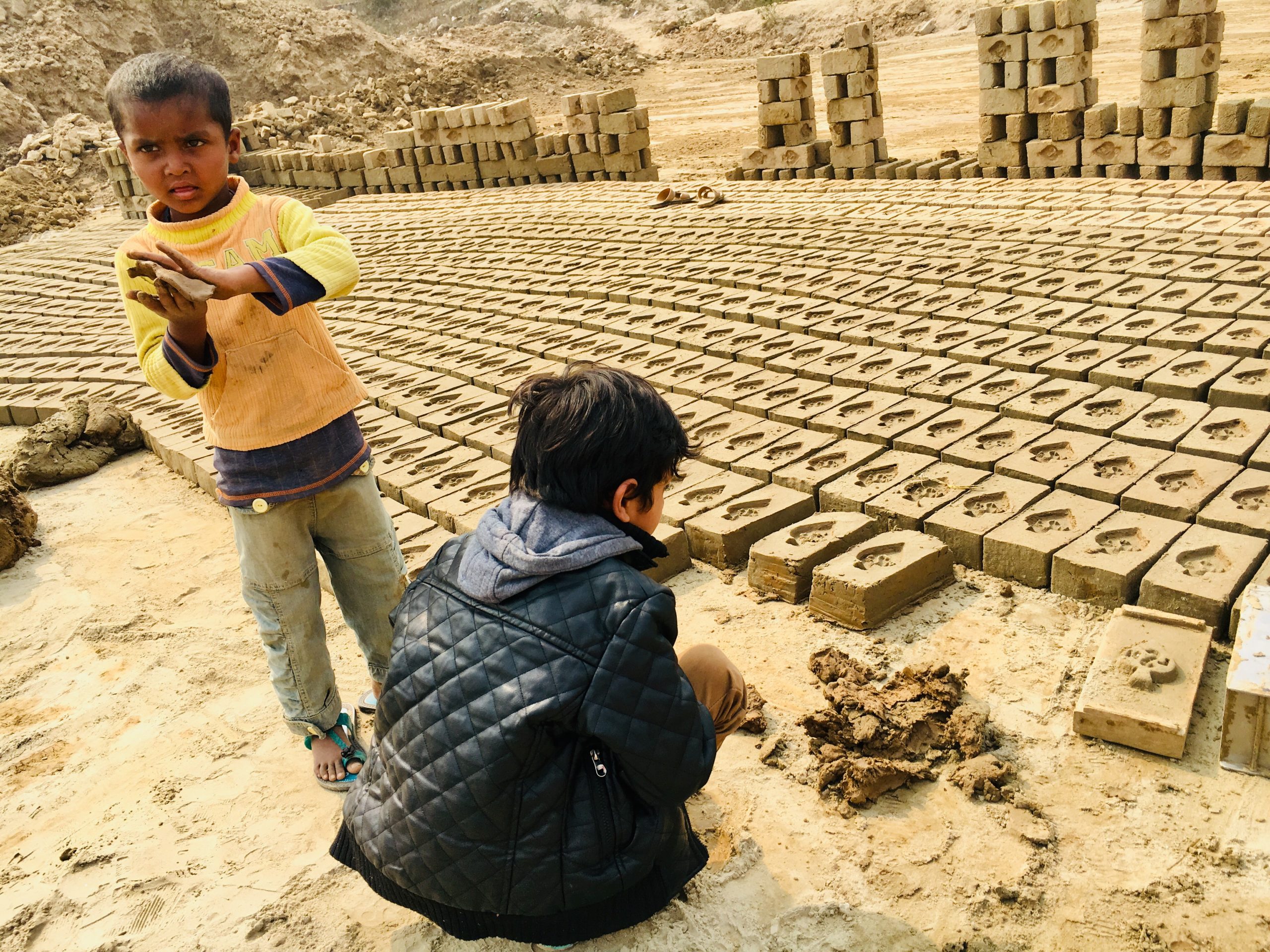 Kinderarbeit auf den Ziegelfeldern