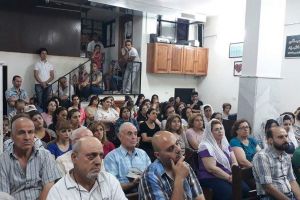 überfüllter alter Gottesdienstraum