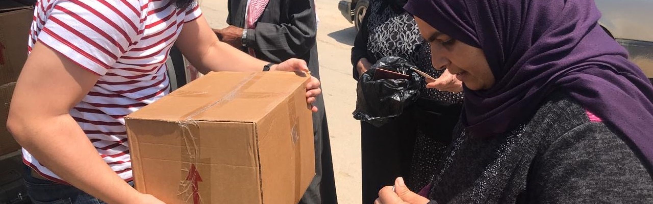 Nahrungsmittelpakete werden im Libanon durch einen Mitarabeiter von Himmelsperlen Intnerational verteilt